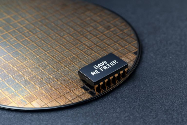 Felületi Akusztikus Hullámú RF Szűrő Piac 2025: A Gyors 5G Elfogadás 8%-os CAGR Növekedést és Innovációt Mozgósít